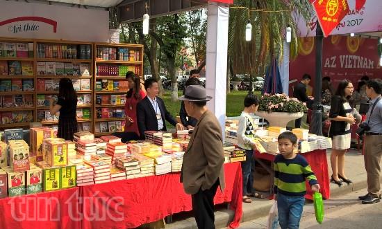 Hơn 250.000 bản sách được bán tại Phố sách xuân Đinh Dậu 2017 ảnh 1